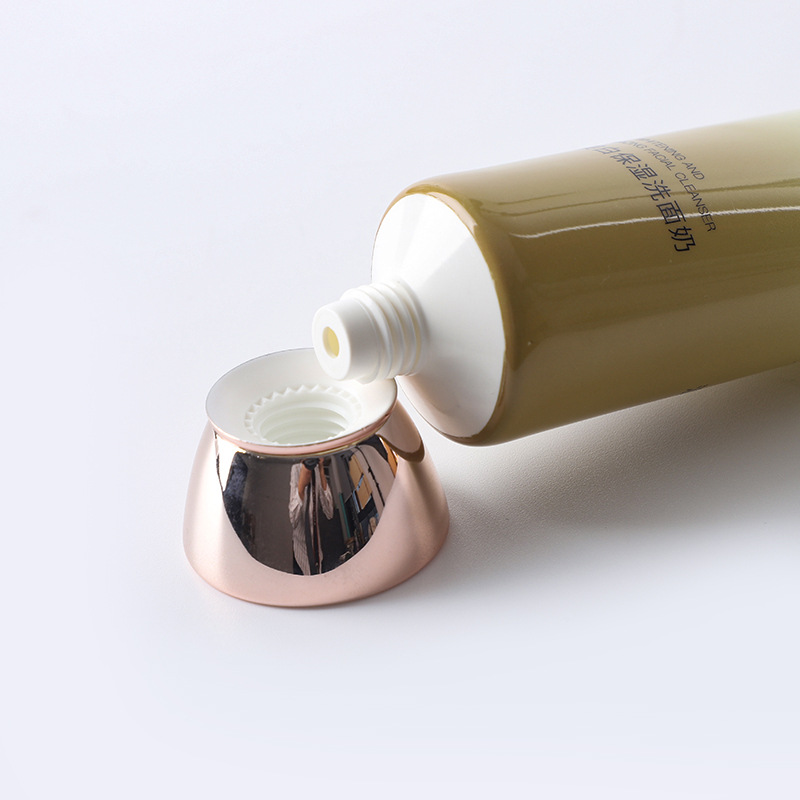 tubo de brillo de labios cosmético