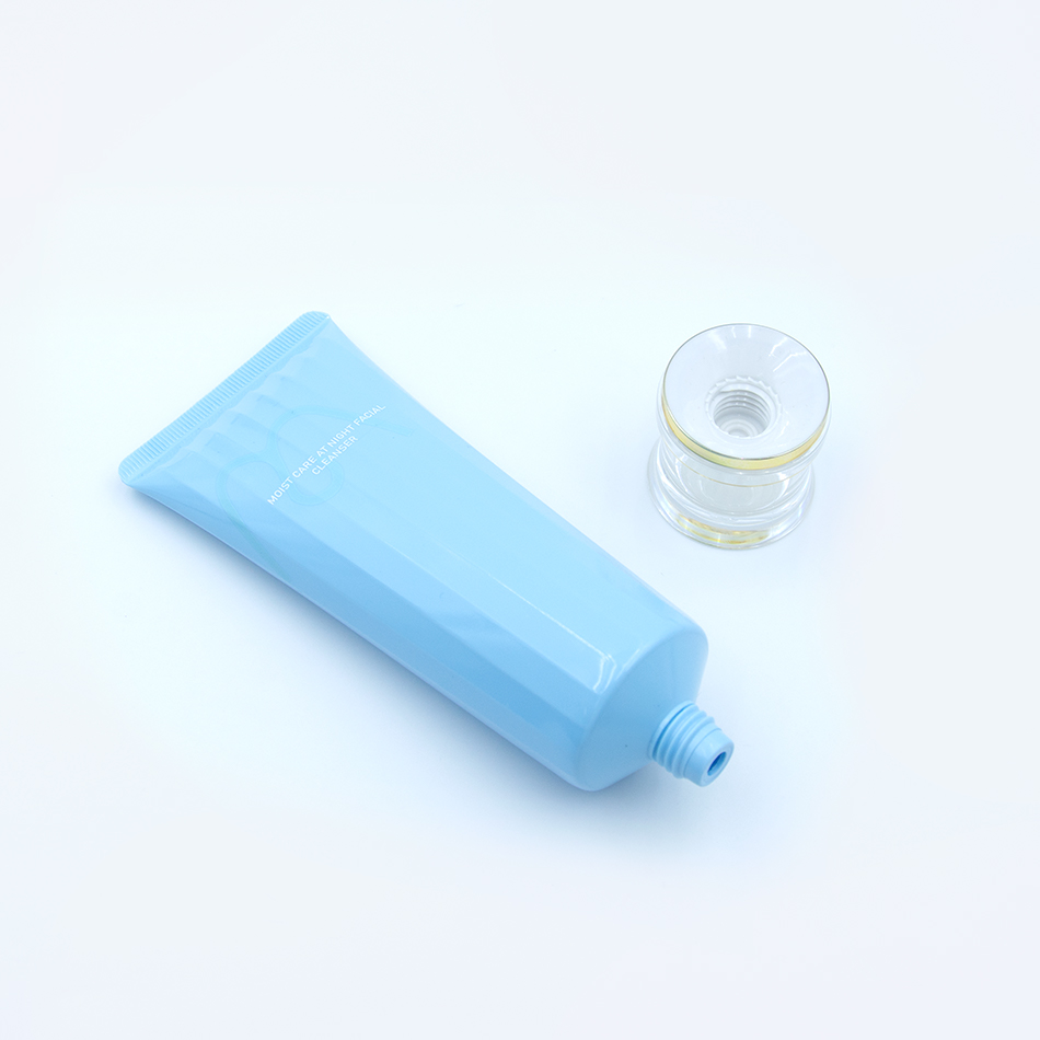 crema de manos en tubo de metal