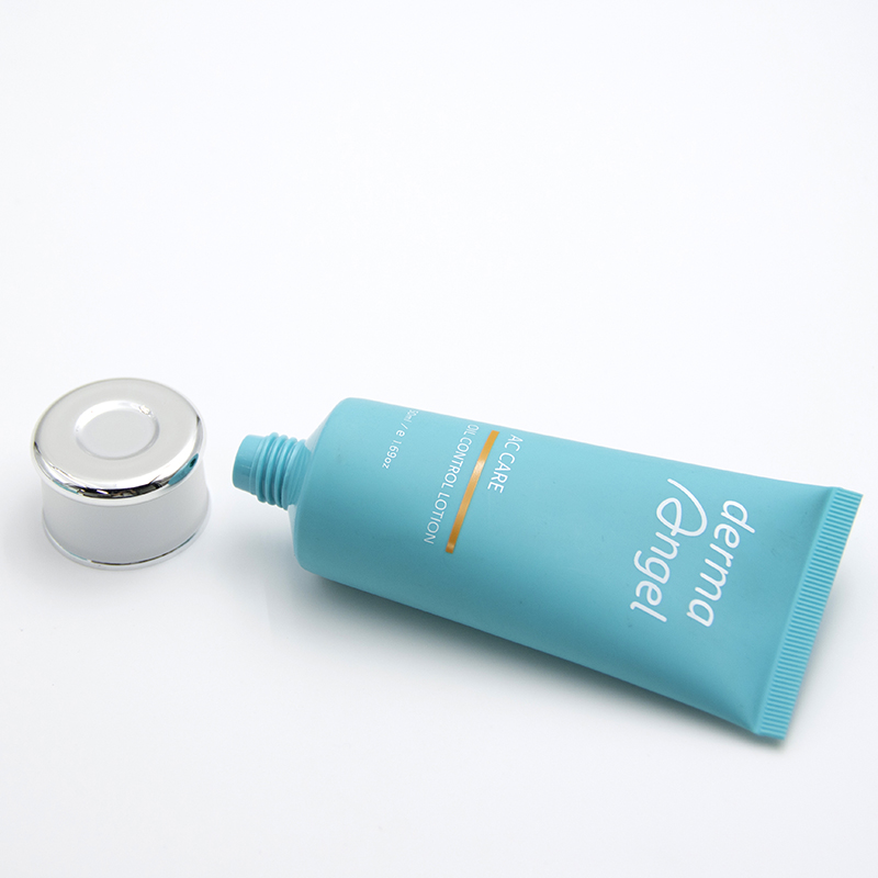 tubo de crema para manos trabajadoras