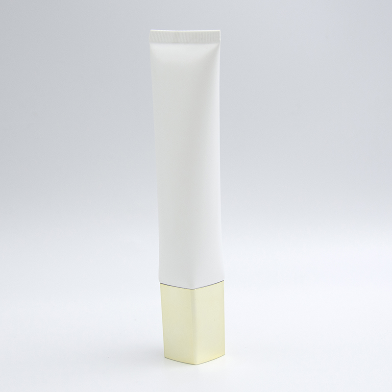Tubo pequeño de crema de manos para recuerdo de fiesta.