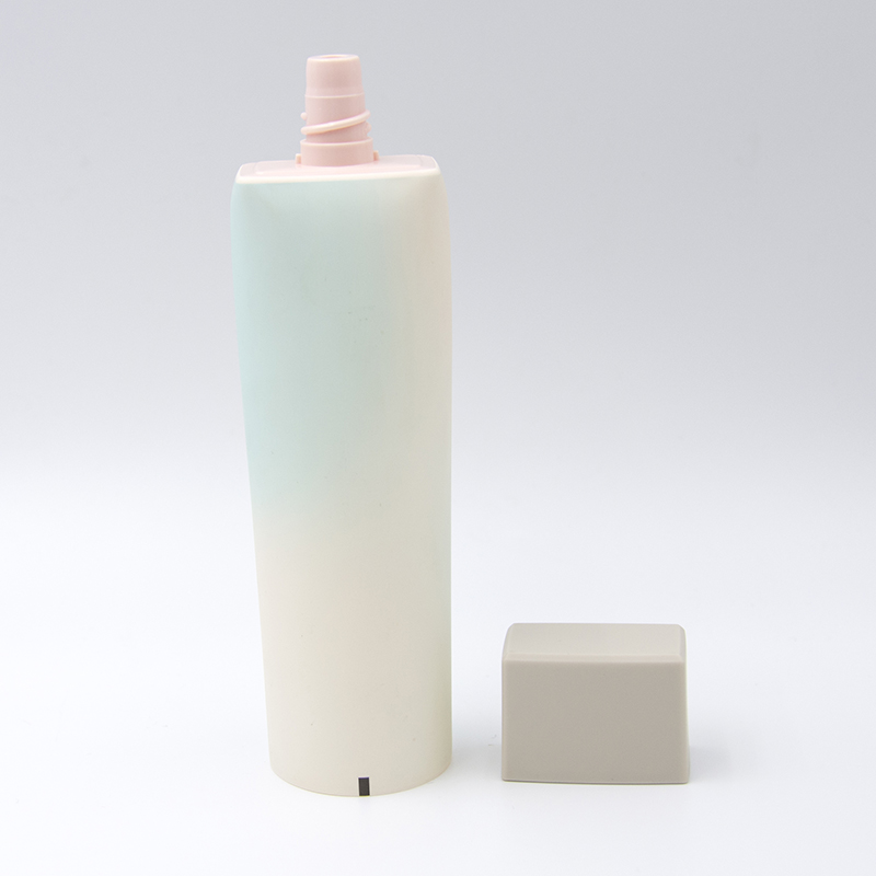 Handcreme in silberner Tube
