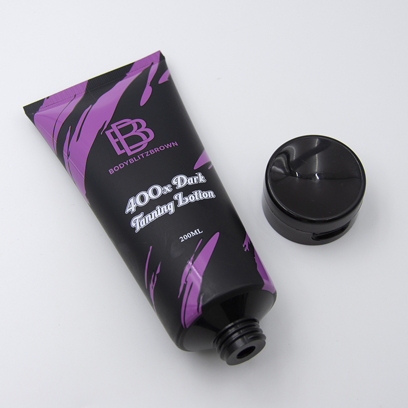 Leere Tuben mit Körperlotion