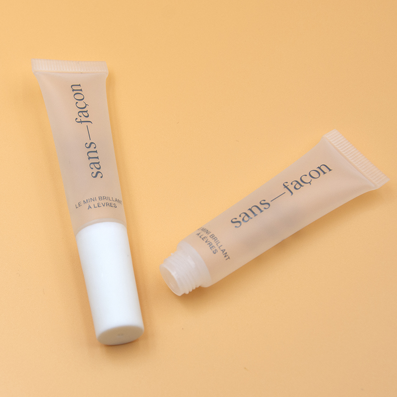 tubo vacío de brillo de labios